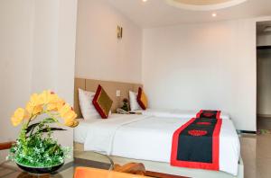 Postel nebo postele na pokoji v ubytování Le Duong Hotel