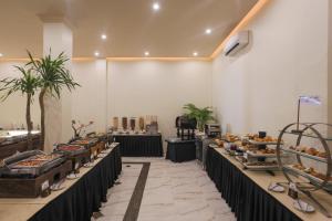 a buffet line with a lot of food on display at Vila Ombak in Gili Trawangan