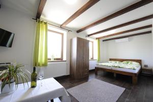 Postel nebo postele na pokoji v ubytování penzionMoravia