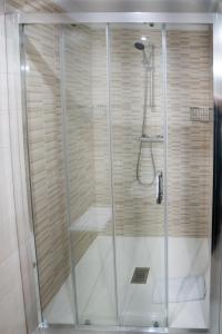 een douche met een glazen deur in de badkamer bij Torresol 408 Menyber in Nerja