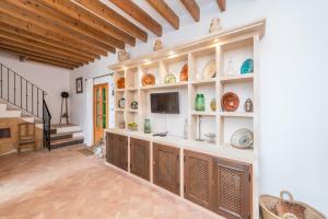 A television and/or entertainment centre at Sa Vinya Des Compte