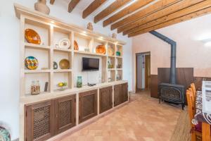 A television and/or entertainment centre at Sa Vinya Des Compte