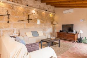 A television and/or entertainment centre at Sa Vinya Des Compte