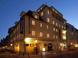 duży budynek na rogu ulicy w obiekcie Hotel Melantrich w Pradze