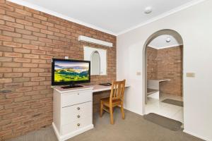 TV a/nebo společenská místnost v ubytování Golden Square Motor Inn