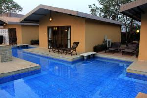 Bazén v ubytování Treasure Island Resorts Lonavala nebo v jeho okolí