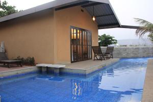 Bazén v ubytování Treasure Island Resorts Lonavala nebo v jeho okolí