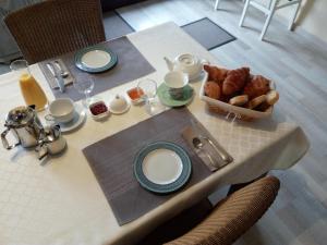 una mesa con un plato de comida y pan. en Le Coze, en Saint-Martial-de-Nabirat