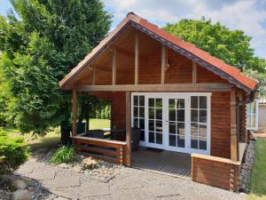 a small wooden cabin with a large window at Tannenzapfen in Kratzeburg