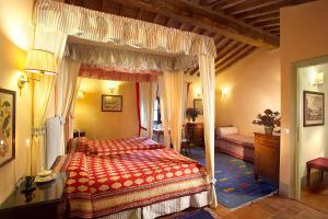 Tempat tidur dalam kamar di Villa Il Poggiale Dimora Storica