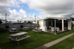 una zona de picnic con mesas de picnic y un edificio en Kaponga Hotel, en Kaponga 92 fotos más