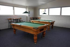 Billiards table sa Kaponga Hotel