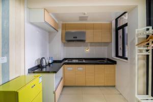 Kitchen o kitchenette sa Xing Yu Legend Service Apartment Canton Fair Branch