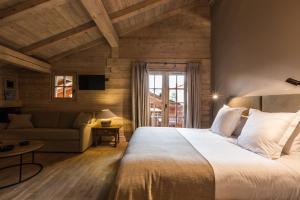 Ein Bett oder Betten in einem Zimmer der Unterkunft Le Cerf Amoureux Chalet Privé & Spa