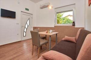 TV a/nebo společenská místnost v ubytování Apartmani B&B
