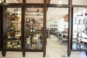 Un escaparate con botellas de vino en exposición en C Comfort Hotel & Wellness, en Hisarya 62 fotos más