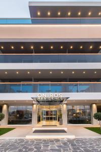 Oniros Residences في سودا: مبنى مكتب عليه علامة omega