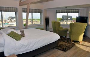 Postel nebo postele na pokoji v ubytování Hotel Havenzicht Texel + 37 fotografií