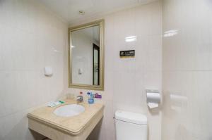 Bathroom sa Xing Yu Legend Service Apartment Canton Fair Branch