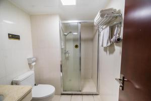 Bathroom sa Xing Yu Legend Service Apartment Canton Fair Branch