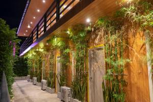 O grădină în afara Resort V - MRT Huai Khwang