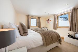 a bedroom with a bed and a window at Hotel du Lac in Villars-sur-Ollon