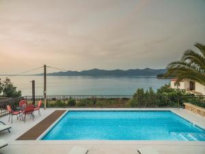 - une piscine avec vue sur l'eau dans l'établissement Villa Iž, à Veli Iž