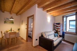 un soggiorno con divano e una sala da pranzo di Appartamento Centro Storico Riva a Riva del Garda