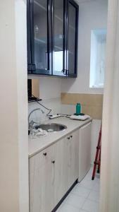 een keuken met een wastafel en een spiegel bij Lola 1 in Belgrado