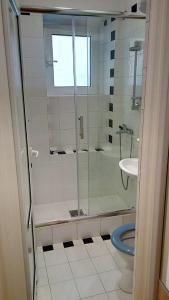 een badkamer met een douche, een toilet en een wastafel bij Lola 1 in Belgrado