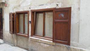 a building with three windows on the side of it at Apartment Verdi in Piran