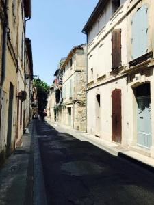 アルルにあるAppartement centre ville d'Arlesの旧市街の空き道