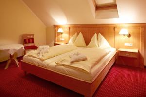 Posteľ alebo postele v izbe v ubytovaní Familiengut Hotel Burgstaller