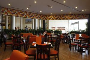 A restaurant or other place to eat at Golden Tulip Hail