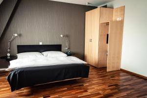 Un pat sau paturi într-o cameră la Royal Hotel - Urban Living