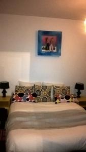 Un dormitorio con una cama con almohadas. en Appartement 3 pièces, Krutenau, Parking privé en Estrasburgo