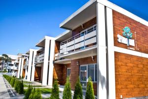 米泽德沃兹Sevilla Park的侧面有标志的建筑物