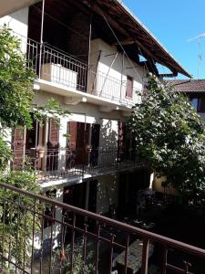 een gebouw met een balkon en een hek bij Talonno il frutteto in Invorio Inferiore