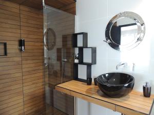 un bagno con lavandino, specchio e doccia di La Villa Kallisté a Vacquières Altre 30 foto