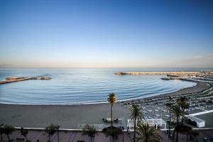 a view of the beach and the ocean at Hotel Villa de Laredo in Fuengirola