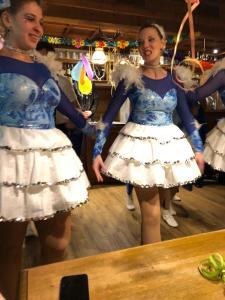 dos chicas vestidas de blanco y azul en una pista de baile en Tutzinger Hof, en Tutzing