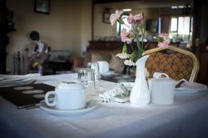 Příslušenství pro přípravu čaje a kávy v ubytování Grove House Bed & Breakfast + 37 fotografií