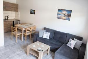 a living room with a couch and a table at Sevilla Park in Międzywodzie
