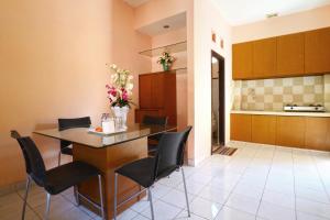 A cozinha ou cozinha compacta de Sayang Residence I