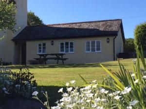 una casa con un tavolo da picnic di fronte di The Studio a Wiveliscombe