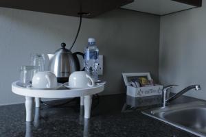 encimera de cocina con hervidor de agua y fregadero en Ledumo Guest lodge en Witbank
