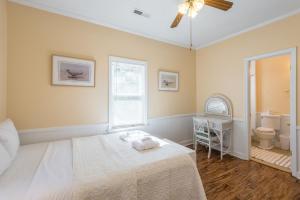 Postel nebo postele na pokoji v ubytování 201 E Huron Starrs Folly