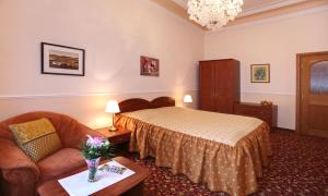 Postel nebo postele na pokoji v ubytování Spa Hotel Purkyně