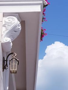 a white umbrella hanging from a white wall at Pensiunea Geostar in Curtea de Argeş