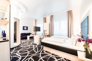 Postel nebo postele na pokoji v ubytování Sieben Welten Hotel & Spa Resort